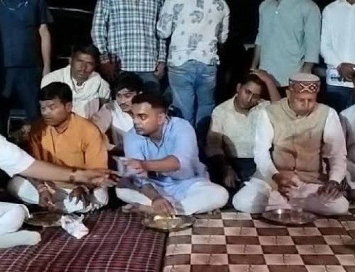 अधिकारियों को आदिवासियों से टकराने से पहले मुझसे टकराना होगा':सीहोर के कोसमी पहुंचे कार्तिकेय चौहान; जमीन पर बैठकर खाया खाना, बोले- जहां मकान तोड़े वहीं बनेंगे