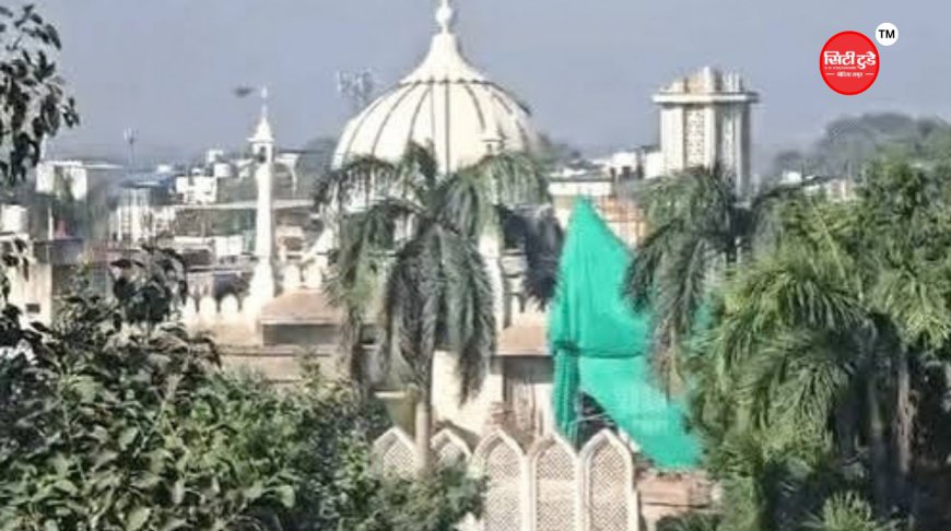 उज्जैन में शाही मस्जिद की मीनार का हिस्सा गिरा:अतिक्रमण हटाते समय हादसा; प्रशासन ने मरम्मत शुरू कराई, अफवाह से बचने की अपील