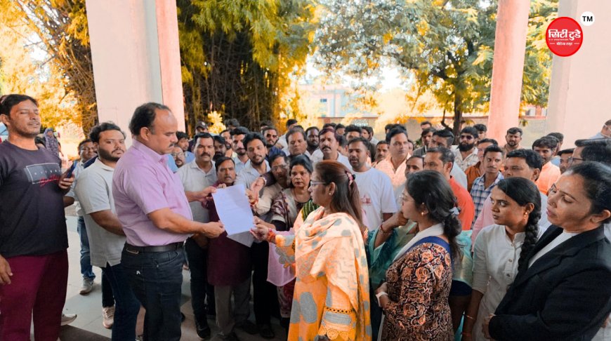 पेड गरबा आयोजन के खिलाफ हिंदूवादी संगठन का प्रदर्शन:उज्जैन में पोस्टर-बैनर फाड़े, चेतावनी-नहीं माने तो गरबा स्थल पर आकर सिखाएंगे सबक