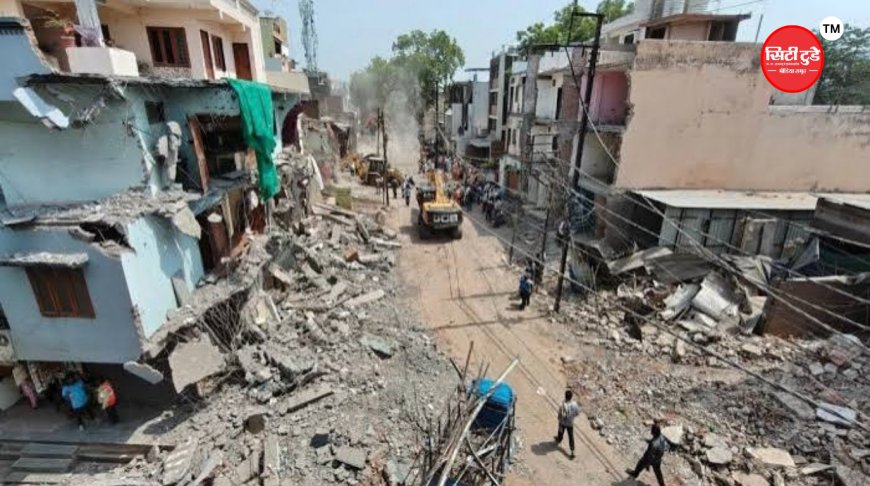 इंदौर छावनी में रोड चौड़ीकरण के लिए फिर चला बुलडोजर:मथुरावाला बिल्डिंग समेत बाधक हिस्से तोड़े, तीन पोकलेन और दो जेसीबी के साथ पहुंचा अमला