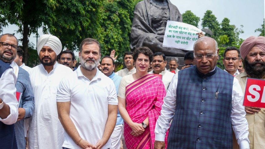 लंच के बाद राजघाट के लिए निकले राहुल-प्रियंका:सपा, TMC समेत विपक्षी सांसद साथ; खड़गे बोले- बापू से सरकार के लिए बुद्धि मांगेंगे