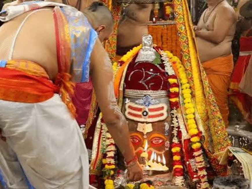 पंचामृत अभिषेक के बाद महाकाल का राजा स्वरूप में शृंगार:आरती में उमड़े श्रद्धालु, महानिर्वाणी अखाड़े की ओर से अर्पित की गई भस्म